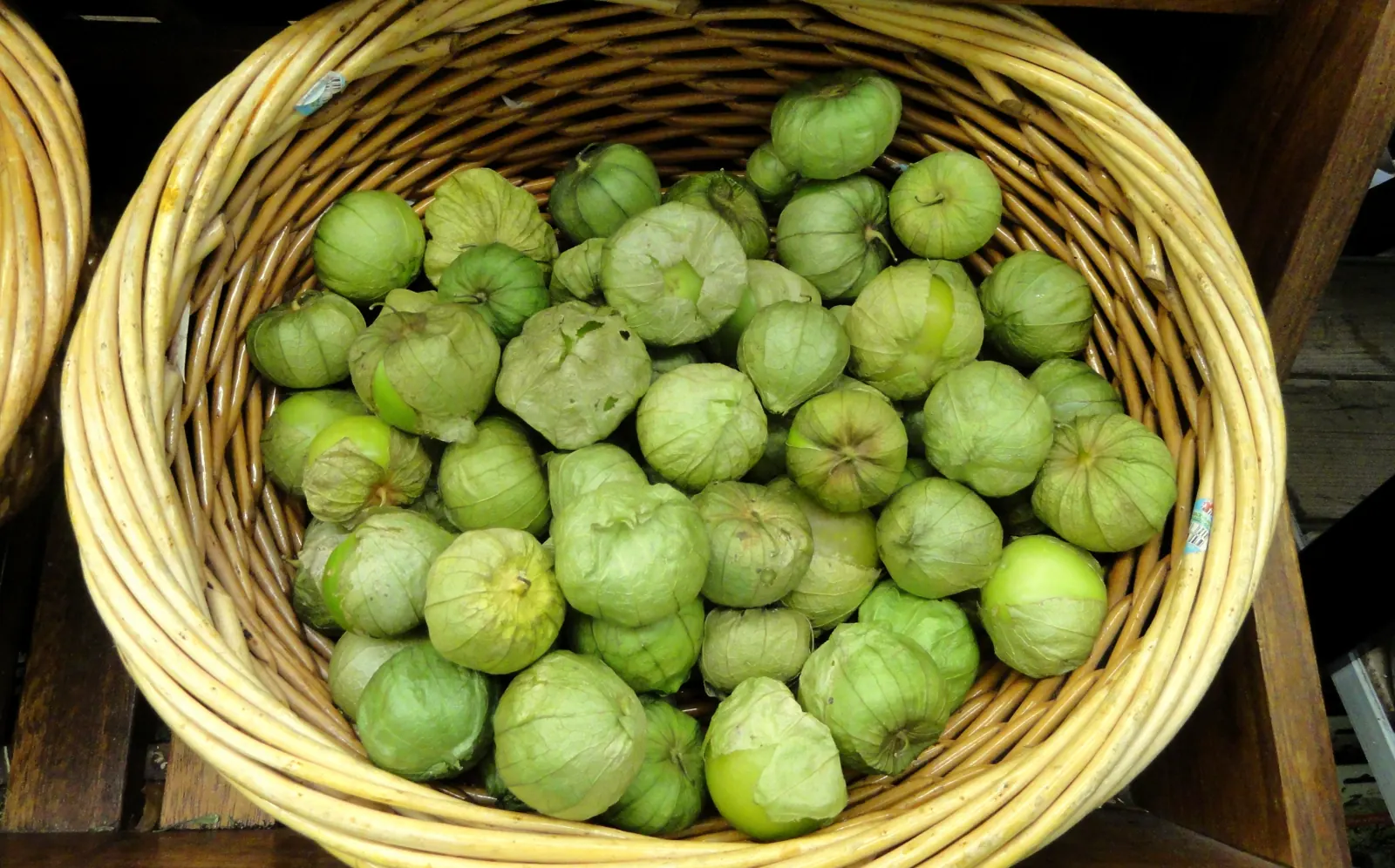 Tomatillos verdes en una canasta
